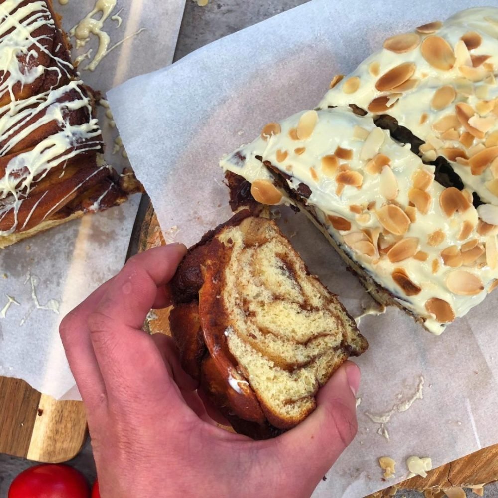 Γεμιστό τσουρέκι με επικάλυψη λευκής σοκολάτας