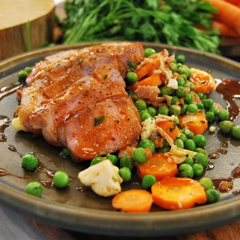 Καραμελωμένες  χοιρινές μπριζόλες  με γαρνιτούρα λαχανικών