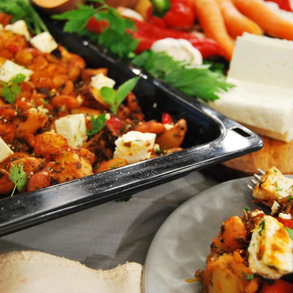 Φασόλια φούρνου με λαχανικά, φέτα και μυρωδικά