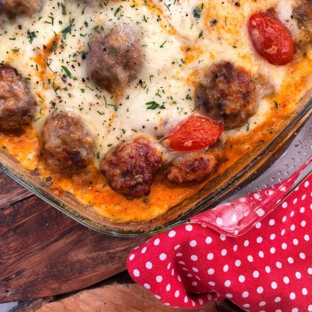 Ζουμεροί Κεφτέδες με Σάλτσα Μανιταριών & Χωριάτικο Ψωμί