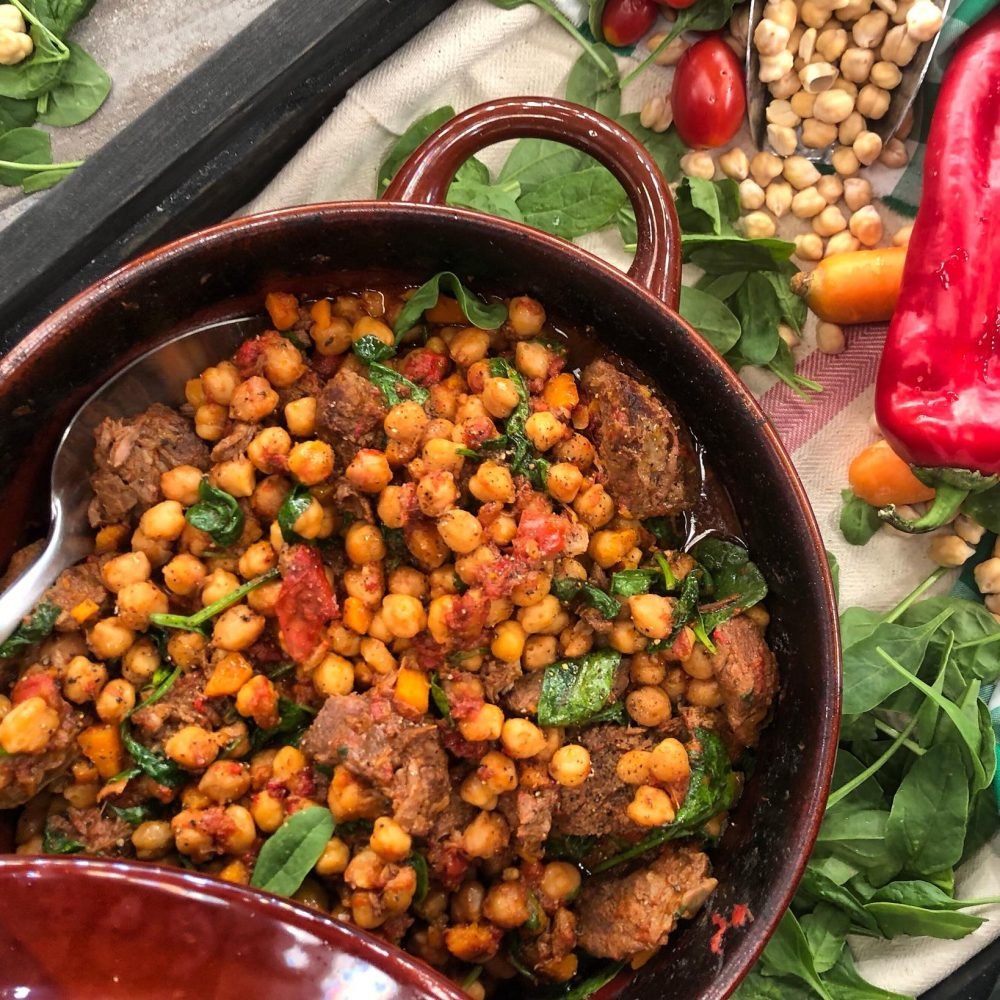 Ρεβύθια με Κρέας και Λαχανικά στη Γάστρα