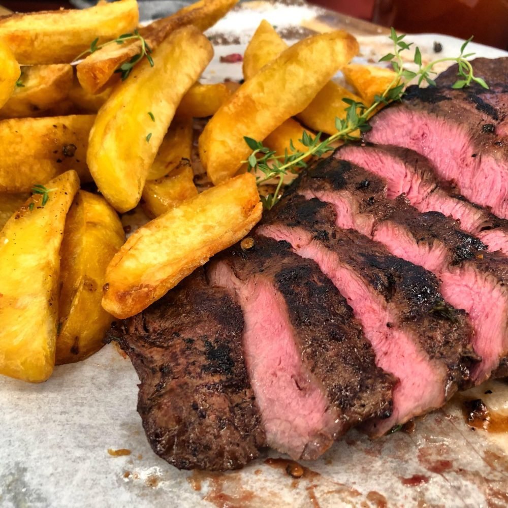 Μπριζόλα Flat Iron με σάλτσα πιπεριού και πατάτες τηγανιτές