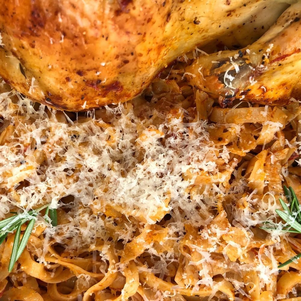 Κοτόπουλο στη Γάστρα με Ταλιατέλες και Μυρωδικά