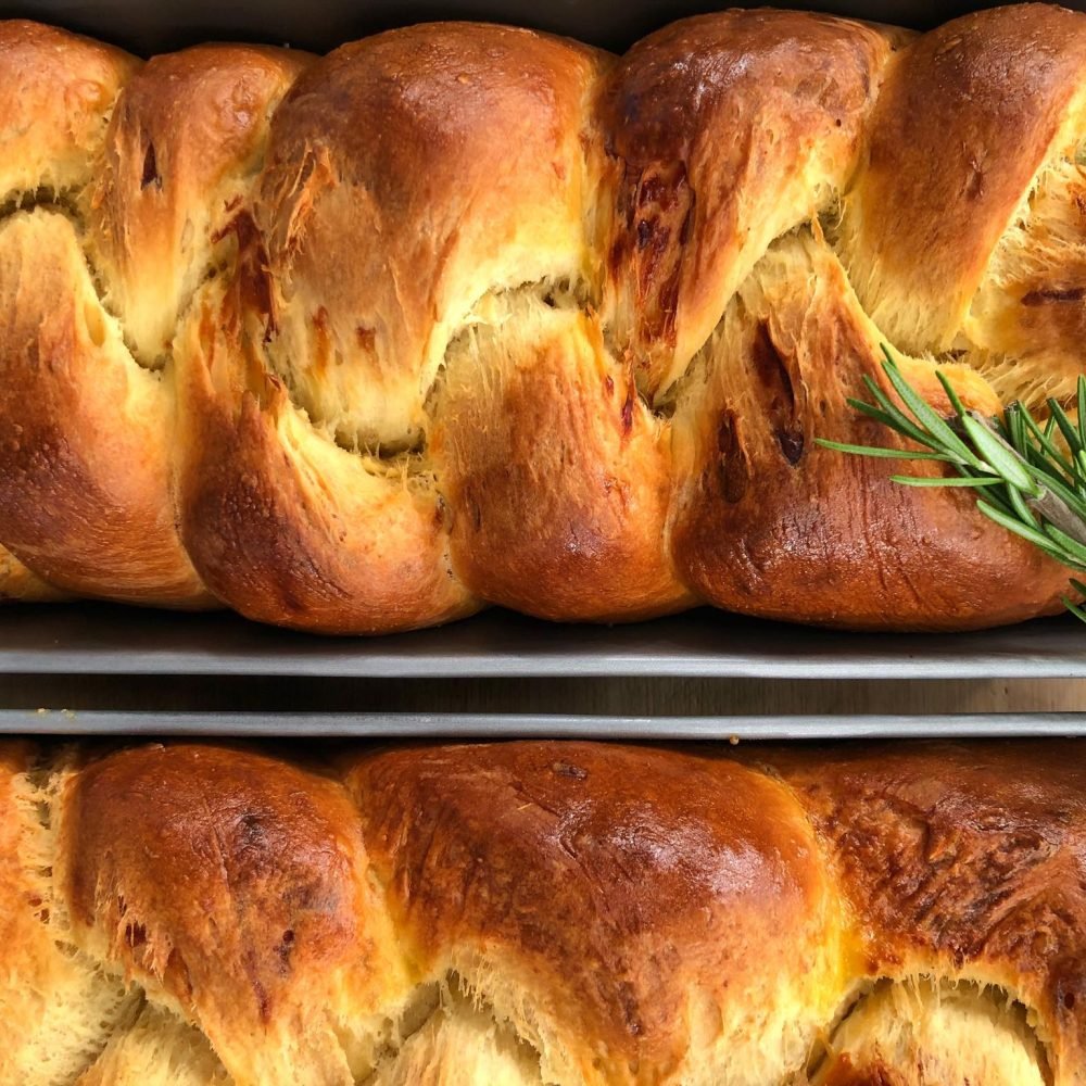 Αλμυρό Ψωμί Μπριός με Γραβιέρα και Δενδρολίβανο