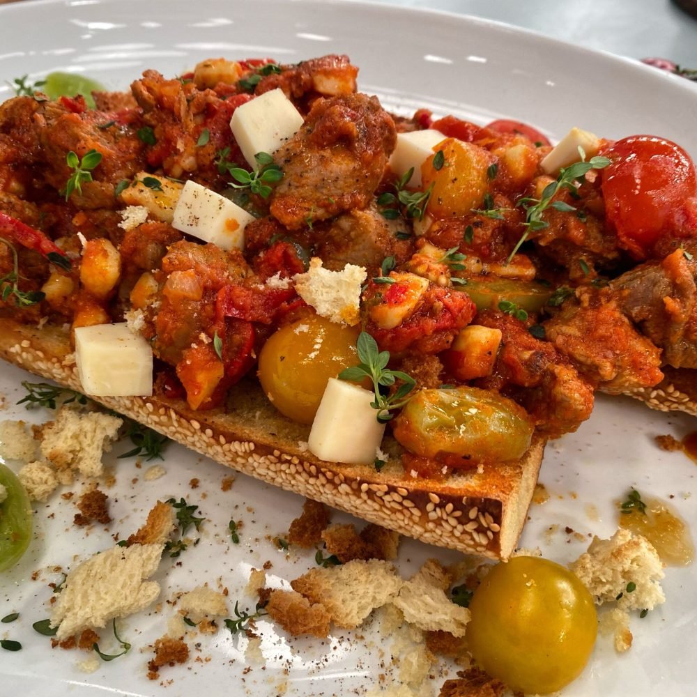 Κοκκινιστή Χοιρινή Τηγανιά με Τσίπουρο και Ταλαγάνι