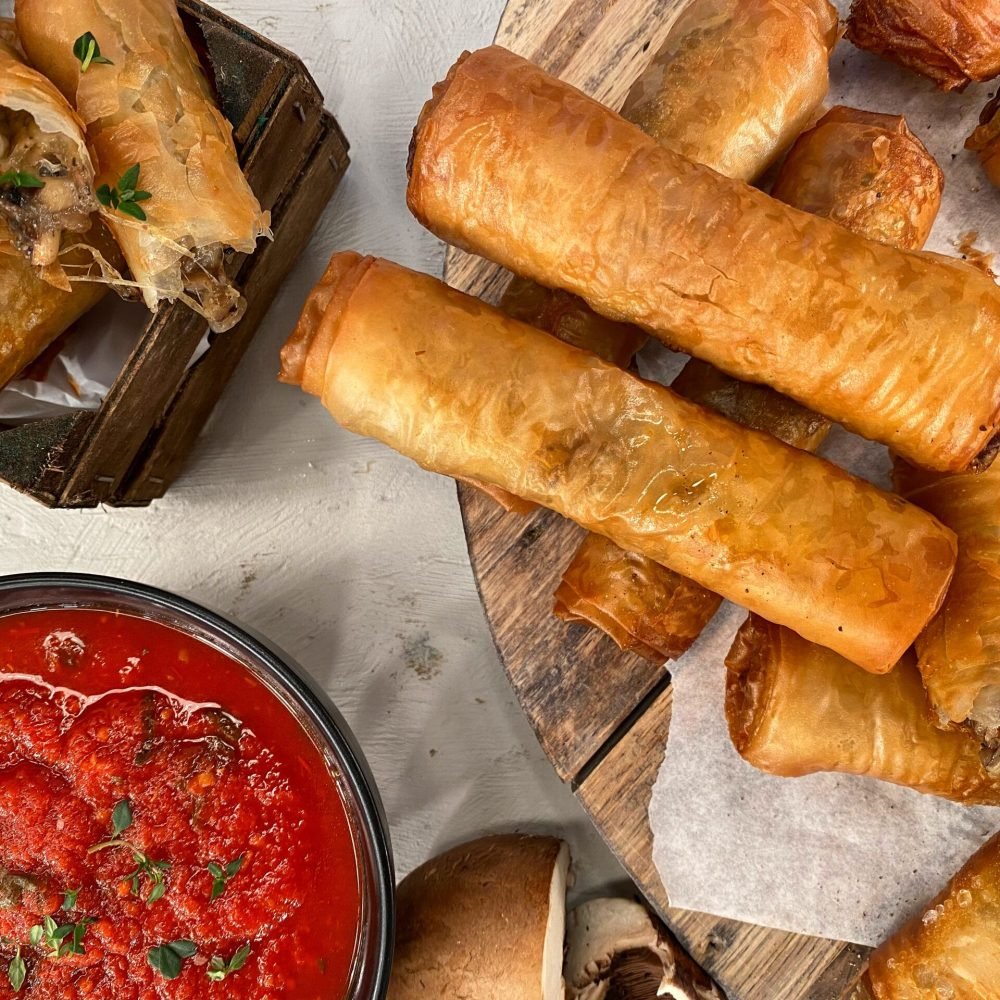 Τραγανές Φλογέρες Μανιταριών με Σαλάμι και Κόκκινη Σάλτσα