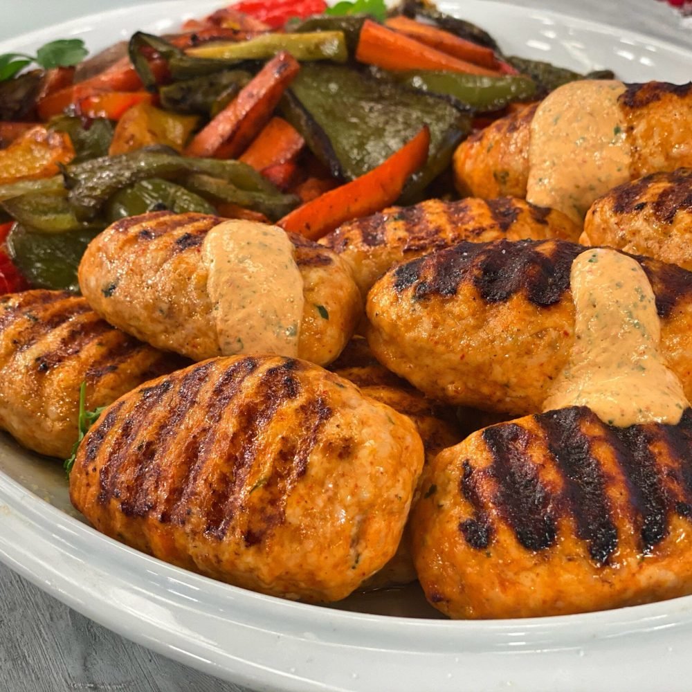 Μπιφτέκια Γαλοπούλας με Ψητά Λαχανικά και Σάλτσα Γιαουρτιού