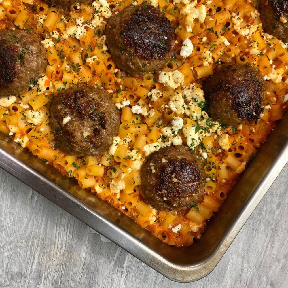 Φουρνιστοί Κρασάτοι Κεφτέδες με Κοφτό Μακαρονάκι και Φέτα