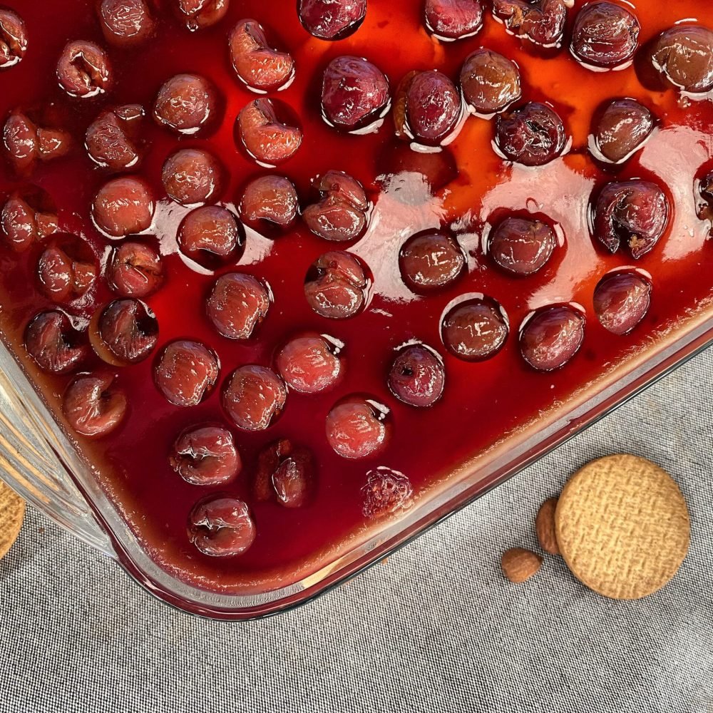Γλυκό Ψυγείου με Ψητά Κεράσια και Ζελέ Βυσσινάδας