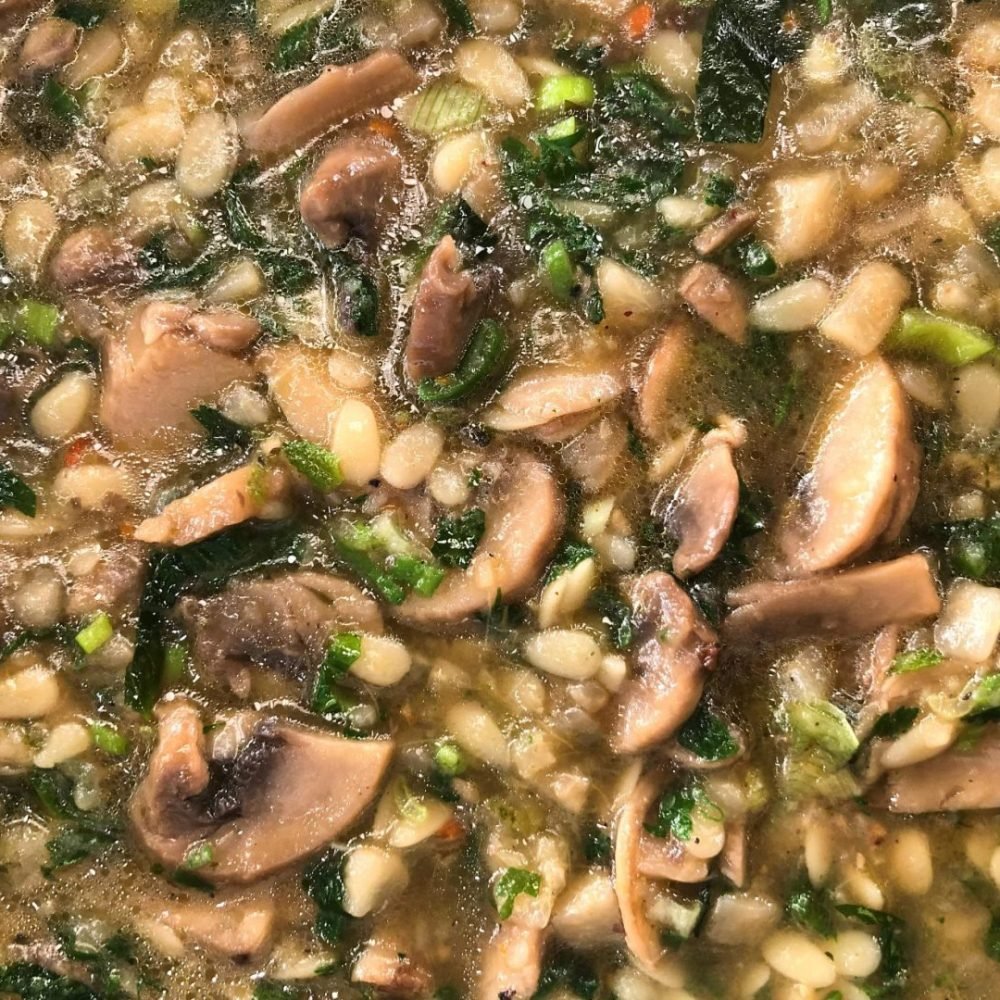 Σούπα Αποτοξίνωσης με Μανιτάρια Τζίντζερ και Φρέσκα Μυρωδικά