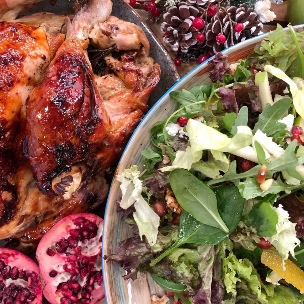 Χριστουγεννιάτικη γαλοπούλα με γέμιση και σάλτσα