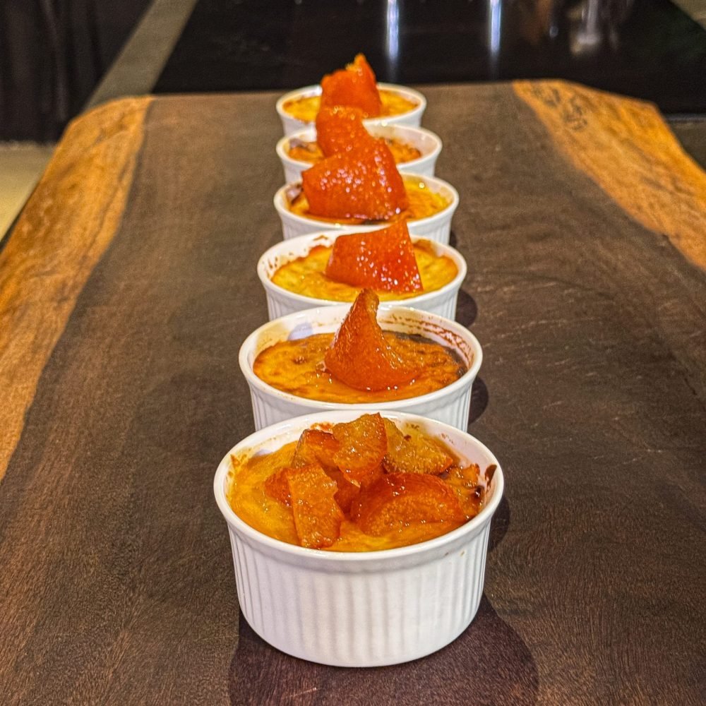 Ρυζόγαλο φούρνου χωρίς ζάχαρη, με άρωμα πορτοκαλιού σε ξύλινο πάγκο κοπής