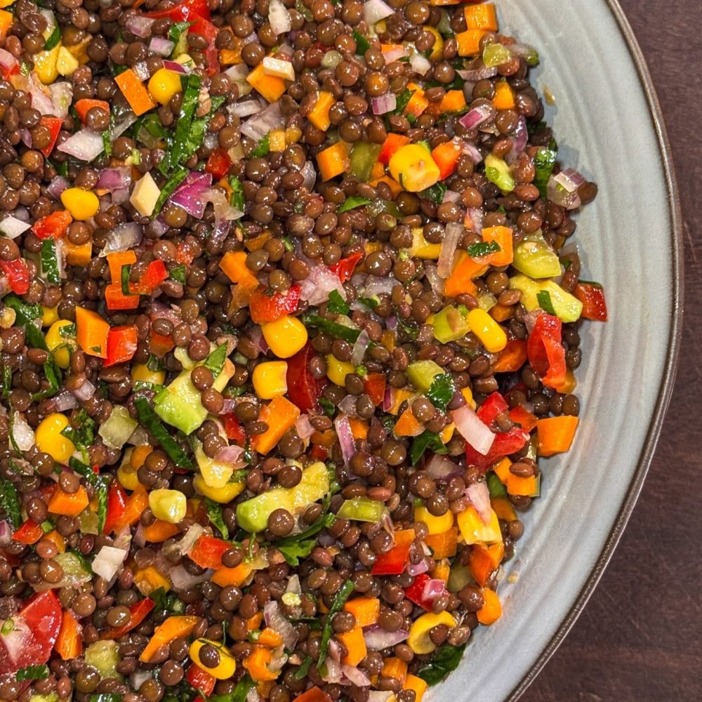 Δροσερή σαλάτα με μαύρες φακές beluga και λαχανικά