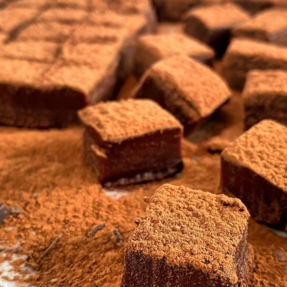 Nama chocolate τρουφάκια σερβιρισμένα