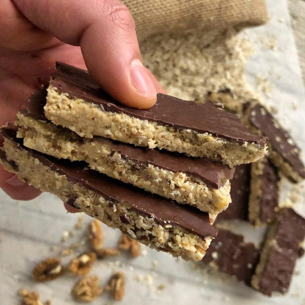 Μια χούφτα μπάρες δημητριακών και βρώμης κρατημένες στο χέρι