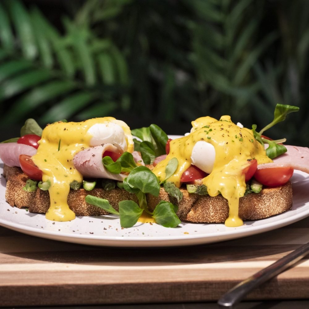 Αυγά Ποσε με Σάλτσα Bernaise, Καπνιστό Χοιρινό και Σπαράγγια