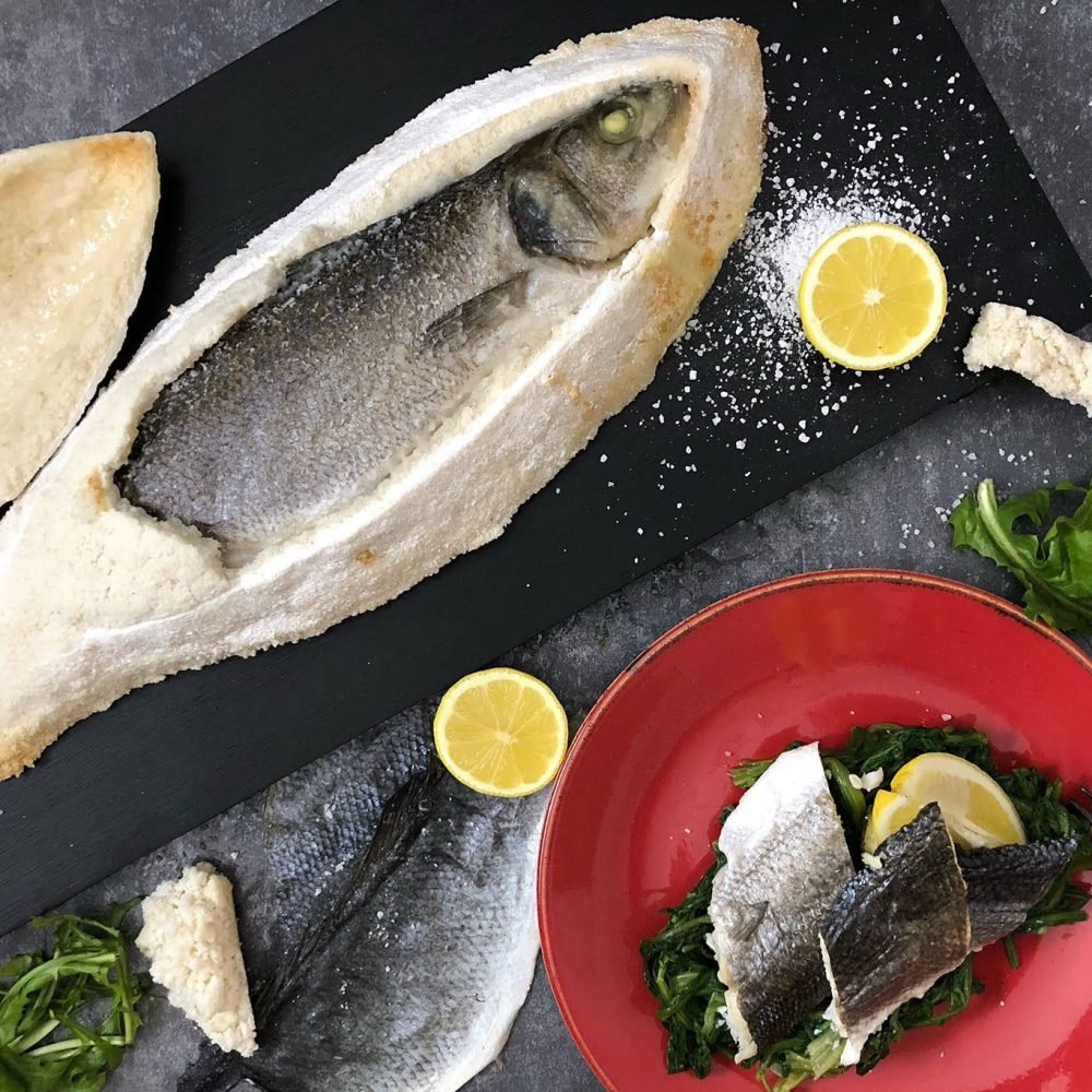 ψάρι σε κρούστα αλατιού λάμπρος βακιάρος