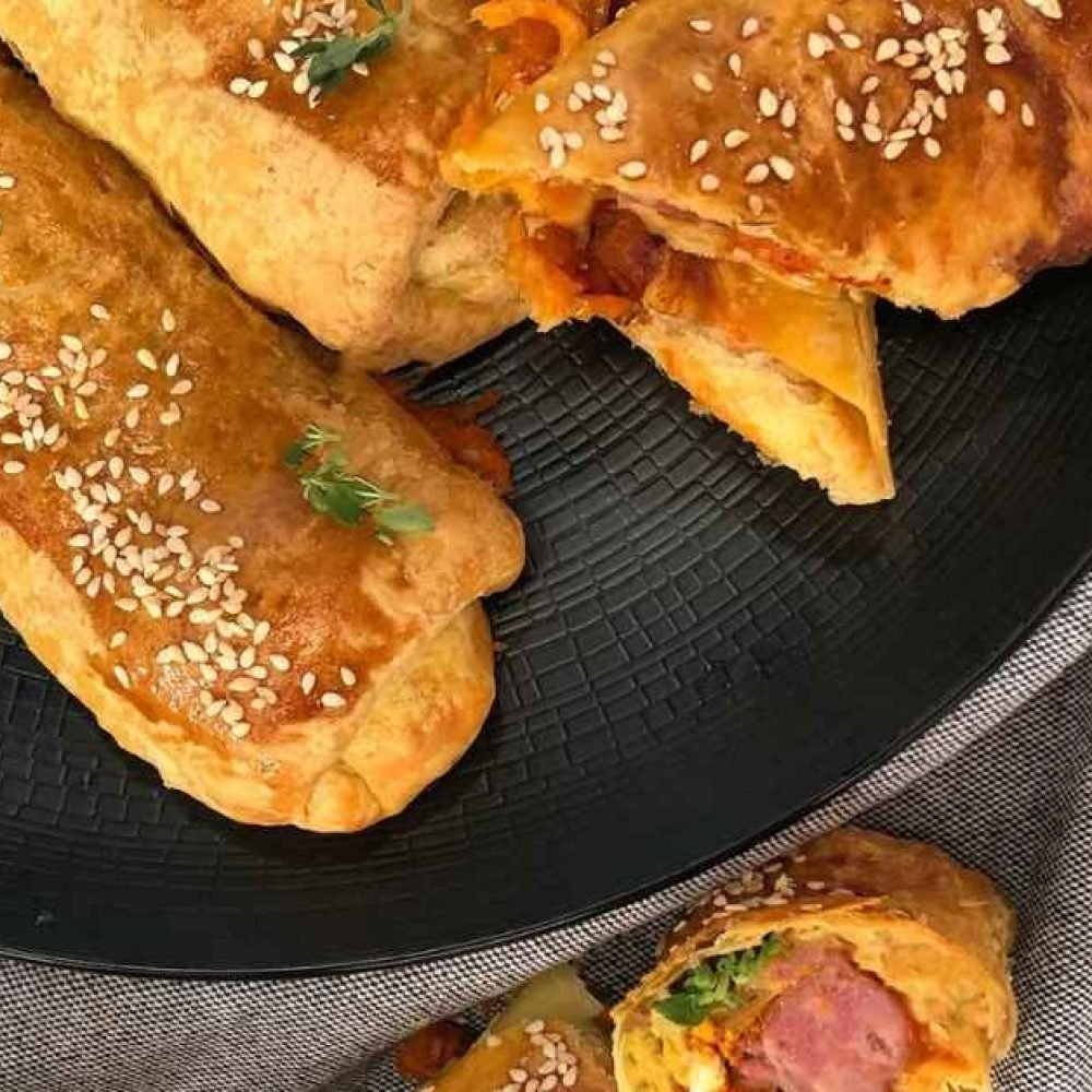 Αφράτα λουκανοπιτάκια με γιαούρτι σε πιατέλα