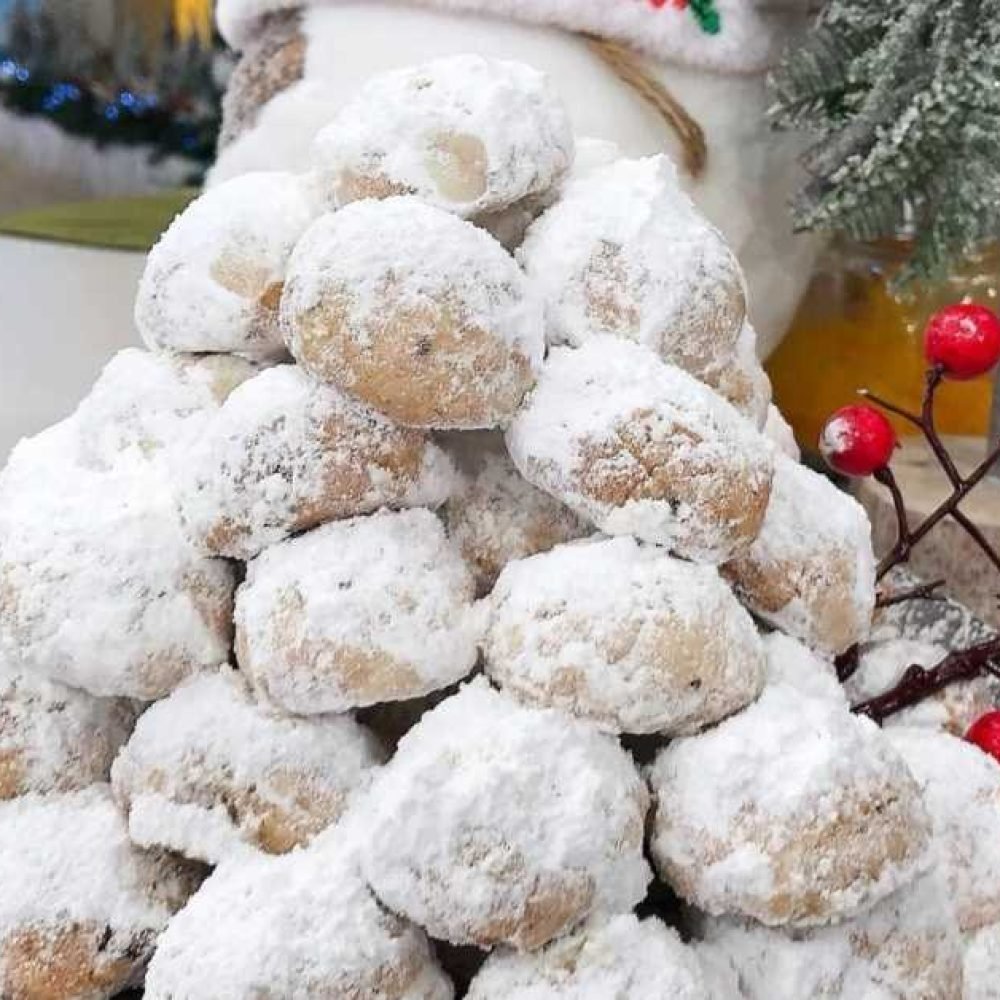 Αφράτοι κουραμπιέδες πασπαλισμένοι με άχνη ζάχαρη