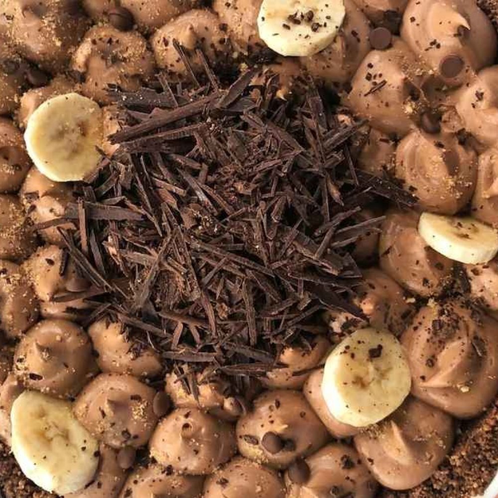 Γλυκιά τάρτα banoffee με σοκολάτα και σαντιγί