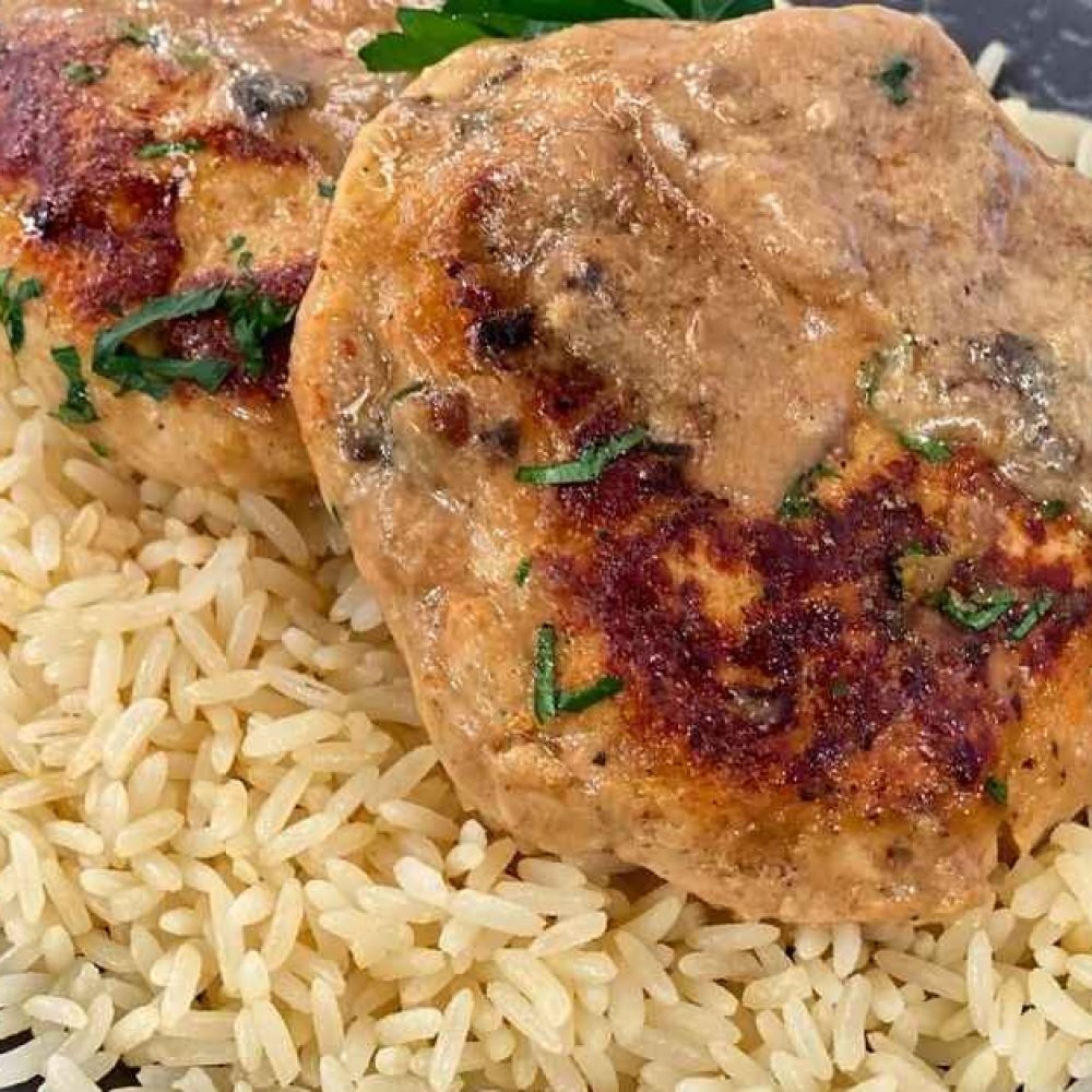 Ζουμερά μπιφτέκια γαλοπούλας με πιλάφι