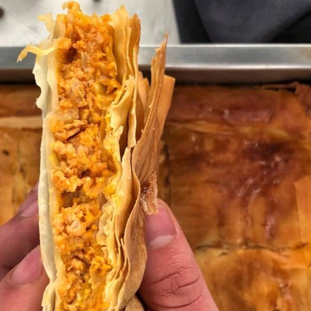 Κιμαδόπιτα από κιμά κοτόπουλου σε πιάτο