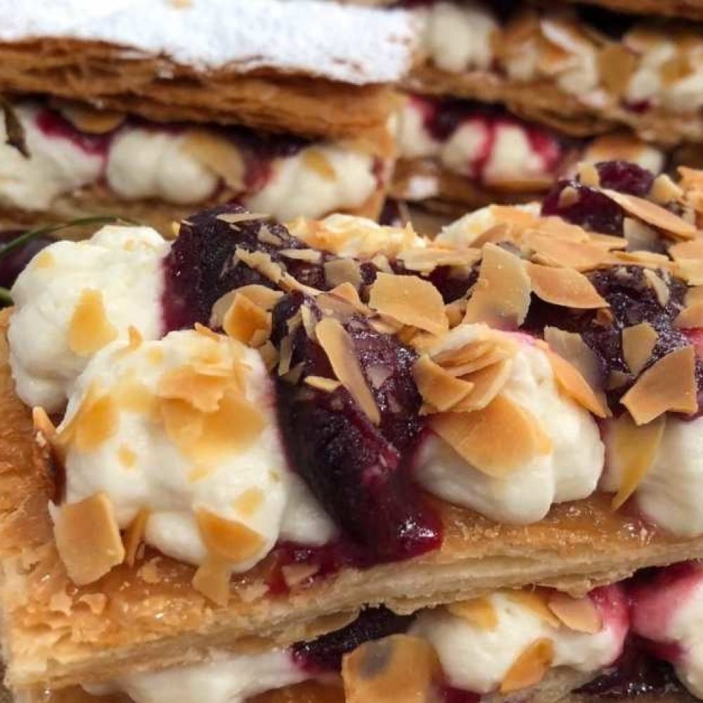 Κομμάτι μιλφέιγ με φρέσκα κεράσια από πάνω