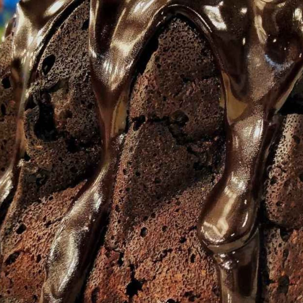 Κομμάτι σοκολατένιου κέικ με κολοκυθάκι