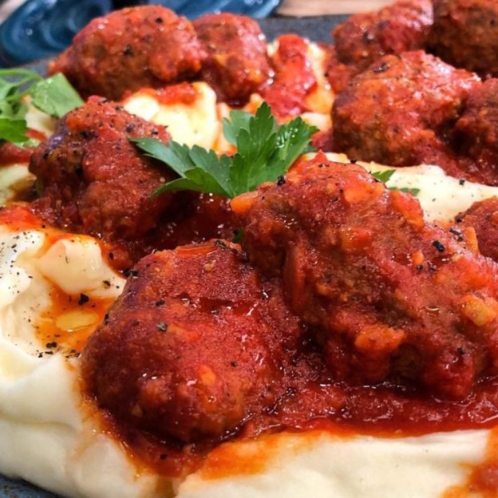 Κοντινή λήψη σουτζουκακιών με ελιές