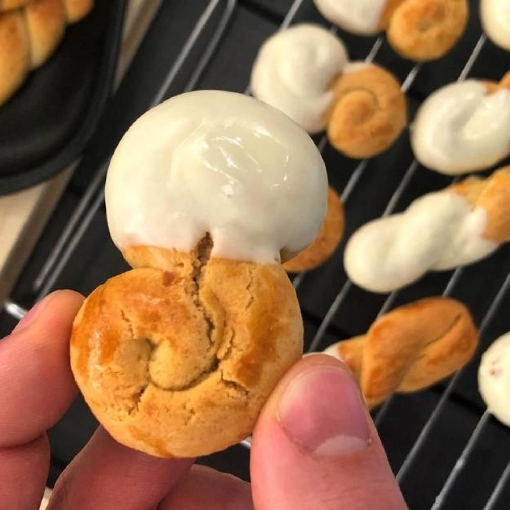 Κουλουράκι λεμονιού στο χέρι