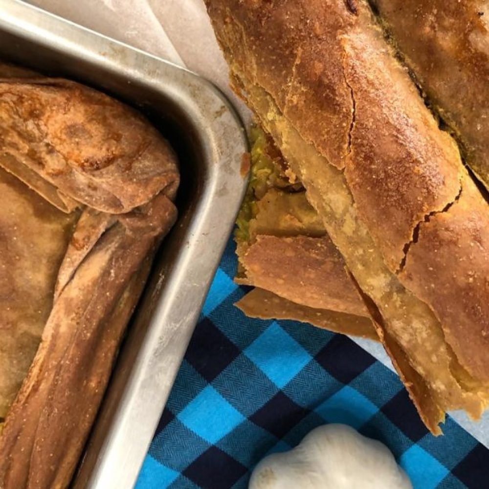 Κρεμμυδόπιτα με μπέικον και φύλλο ολικής