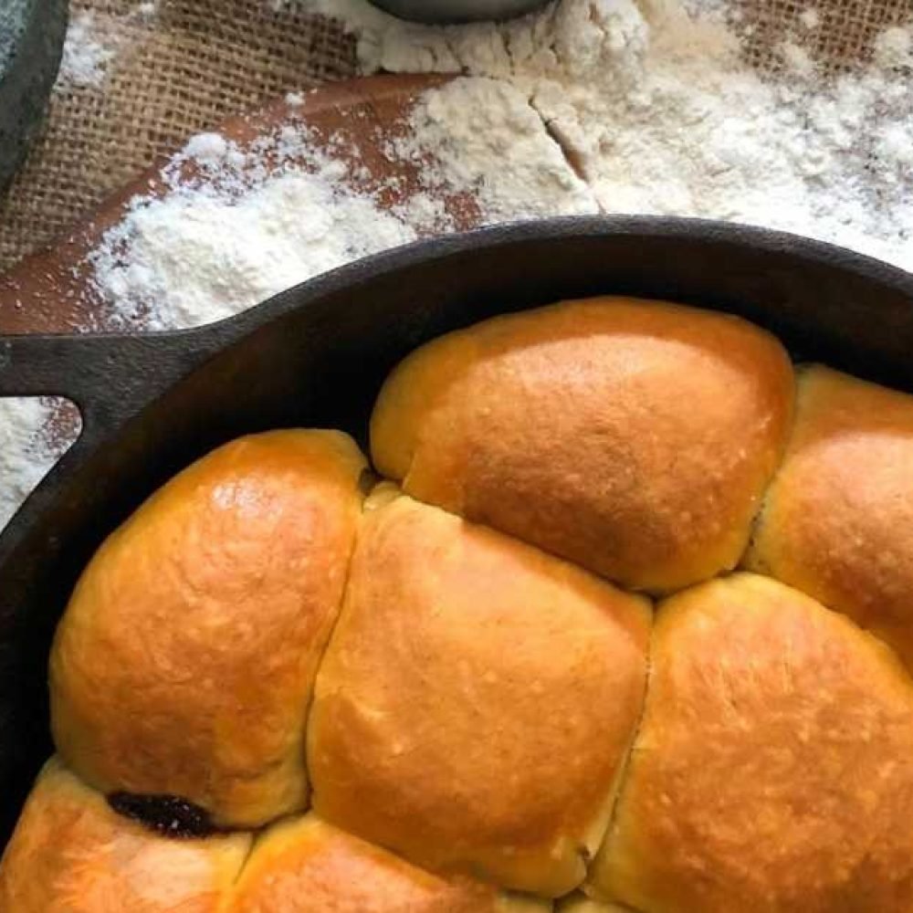 Μίνι τσουρέκια γεμιστά με πραλίνα σε πιατέλα