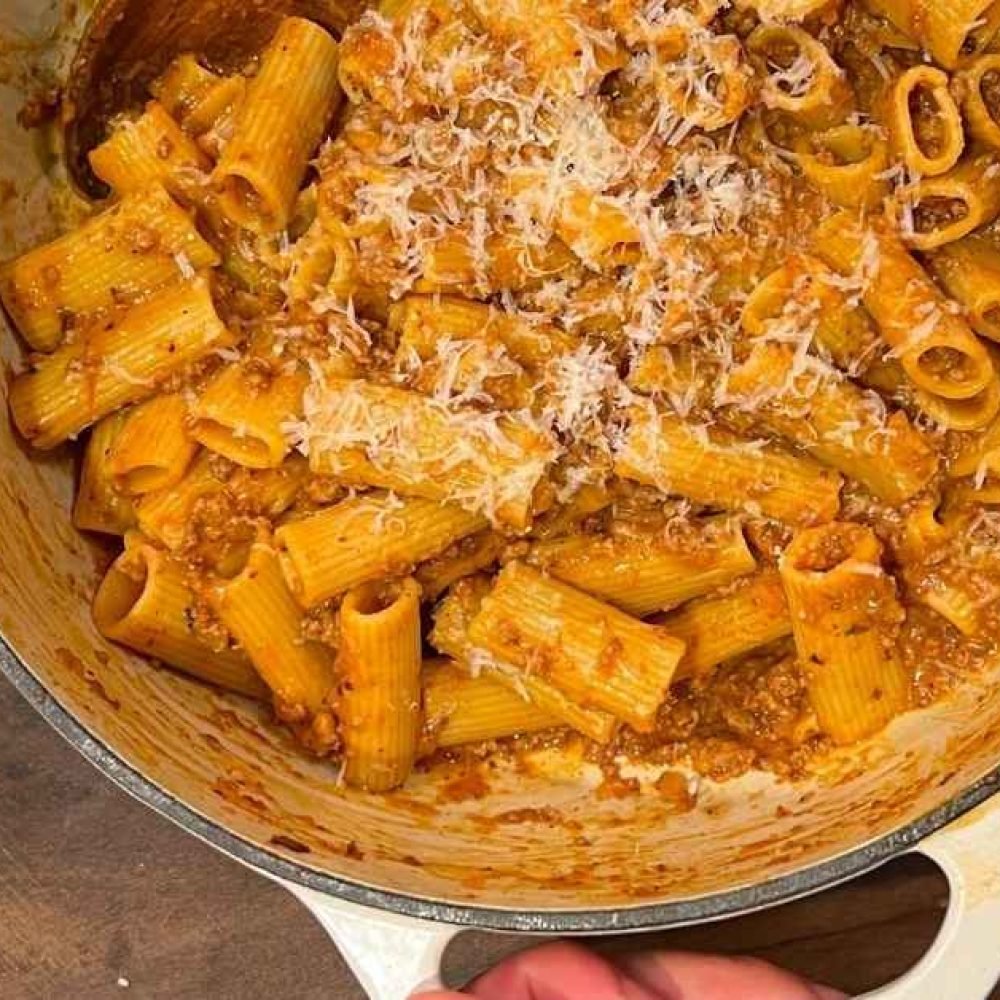 Μακαρόνια με κιμά σε πιάτο