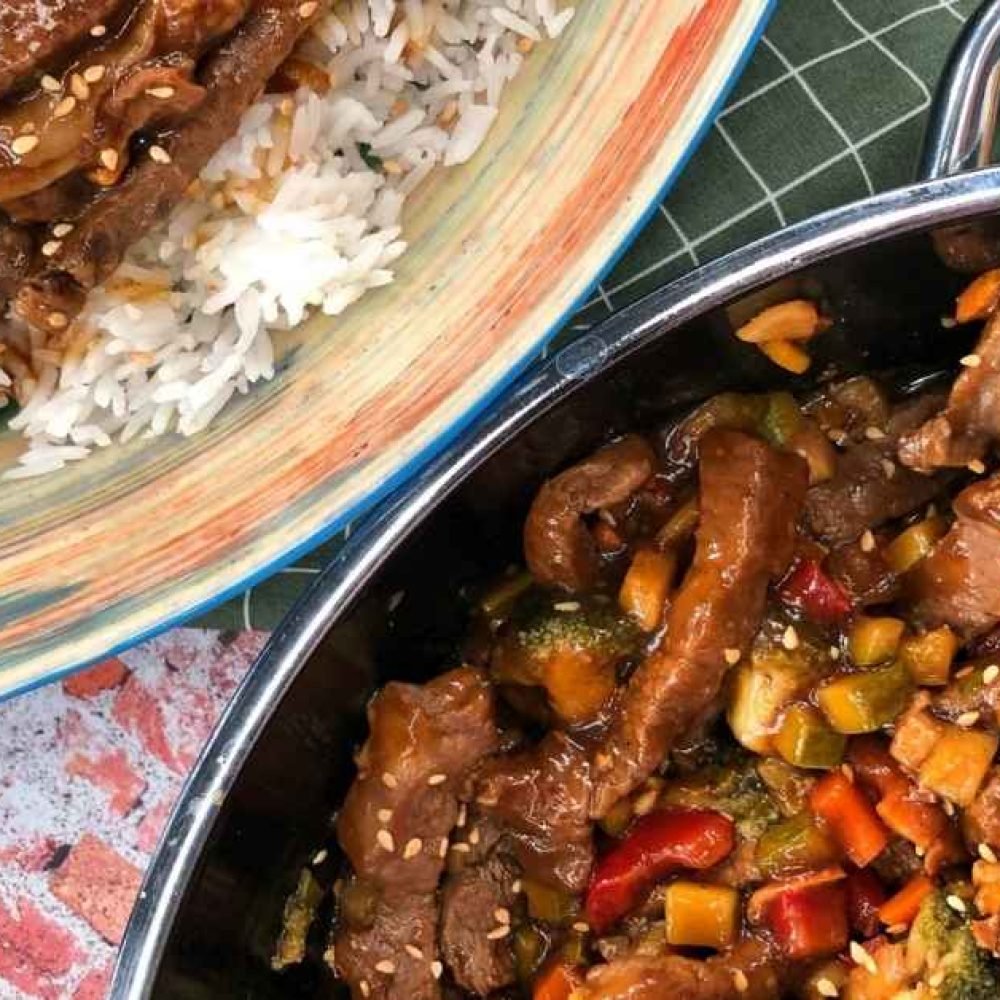 Μοσχάρι με πολύχρωμα λαχανικά γλυκόξινα