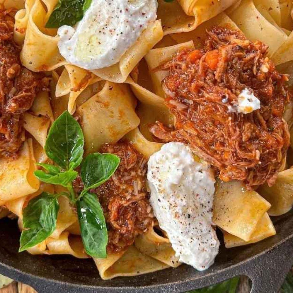 Μοσχαρίσιο ραγού με παπαρδέλες και κατίκι