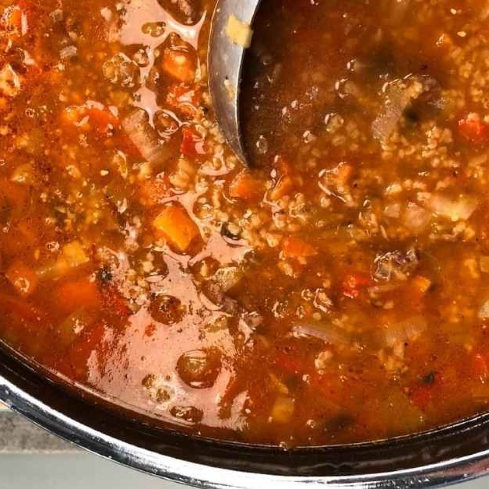 Μοσχαρόσουπα με λαχανικά σε βαθύ πιάτο