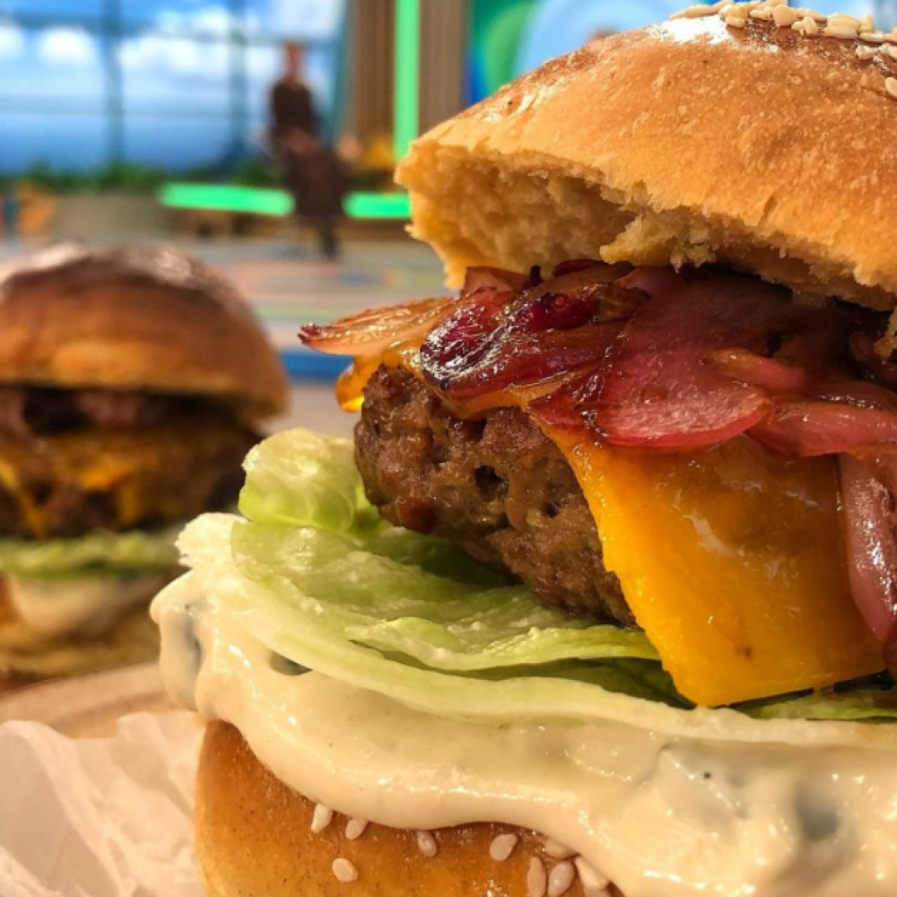 Μπέρκερ Συνταγή με πατάτες τηγανητές και σάλτσα