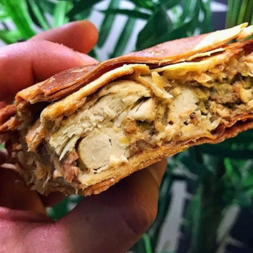 Πίτα κοτόπουλο με κρεμμύδια και τυρί