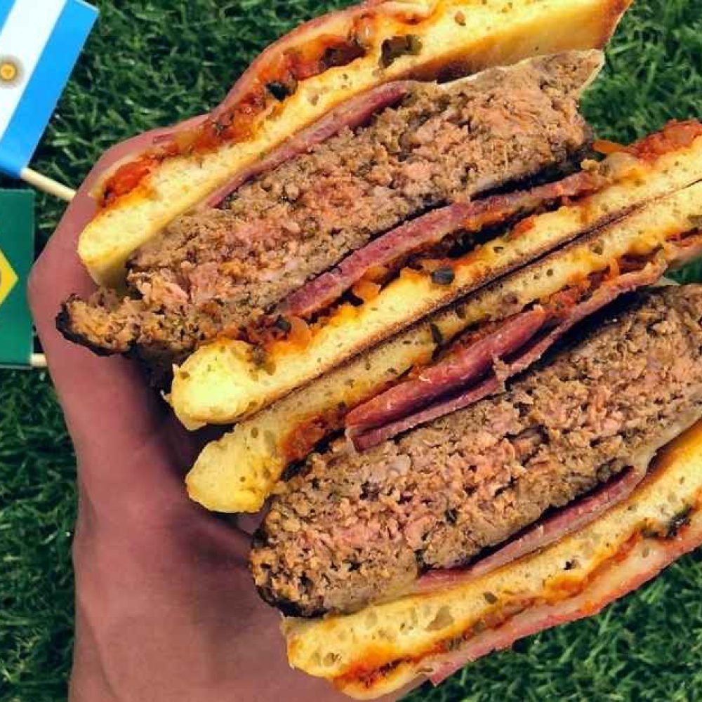 Πίτσα μπέργκερ με τυρί και λαχανικά σε πιάτο