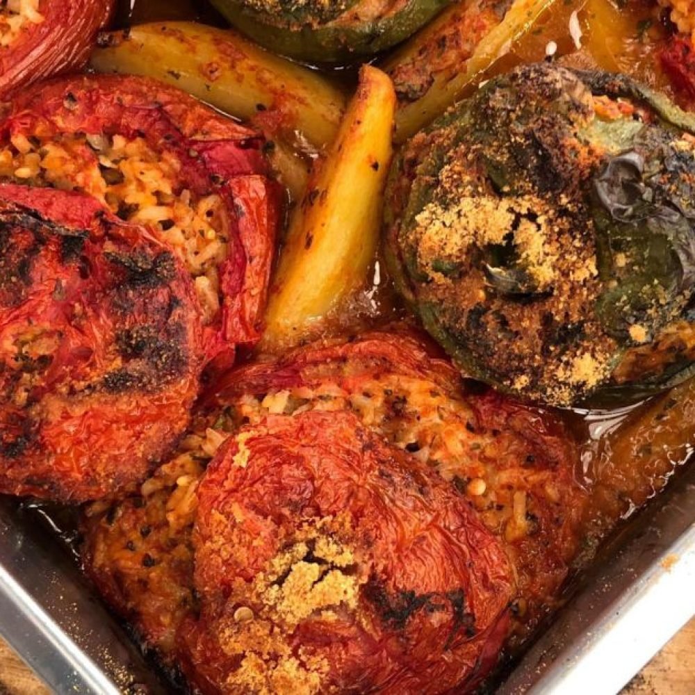 Παραδοσιακά γεμιστά με ντομάτες και πιπεριές