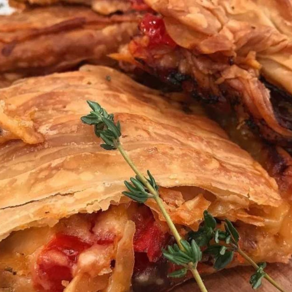 Παστουρμαδόπιτα με χωριάτικο φύλλο