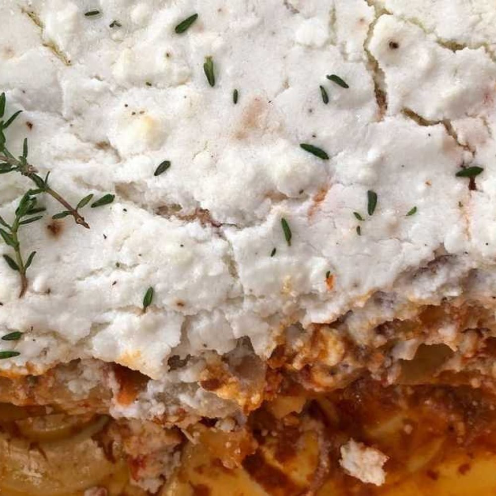 Πιάτο με κανελόνια στο φούρνο και σάλτσα