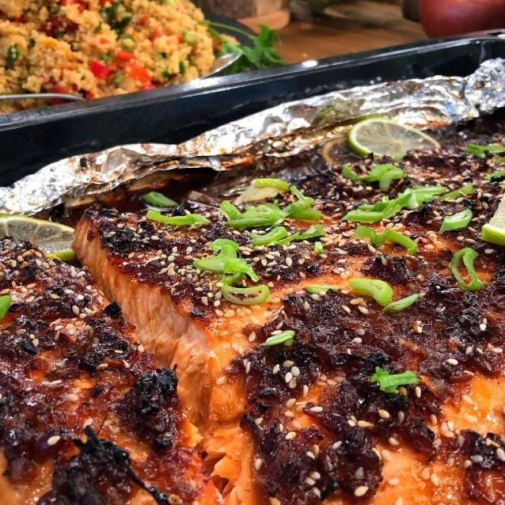 Πιάτο με κους κους σαλάτα και σολομό