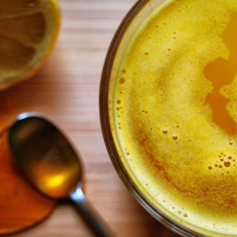 Ρόφημα με κουρκουμά και μέλι σε κούπα