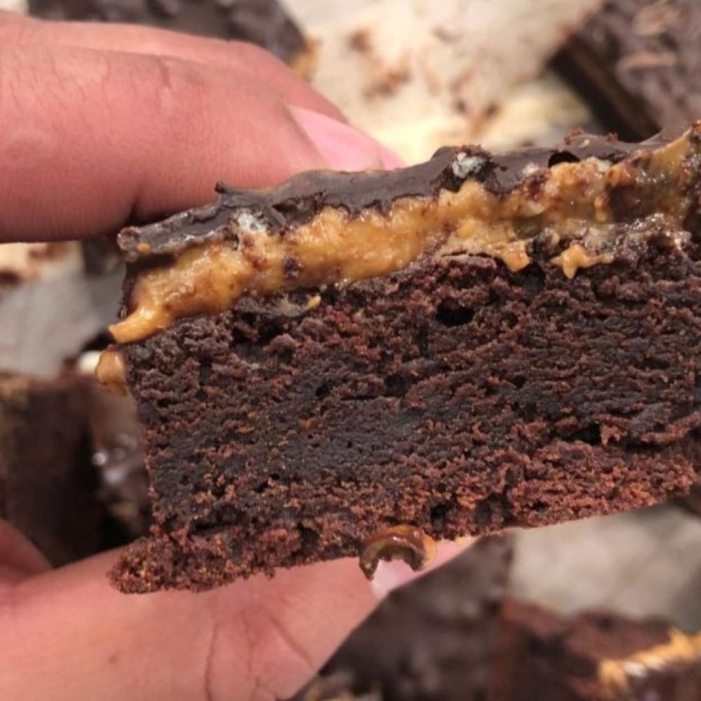 Σερβίρισμα τραγανών brownies