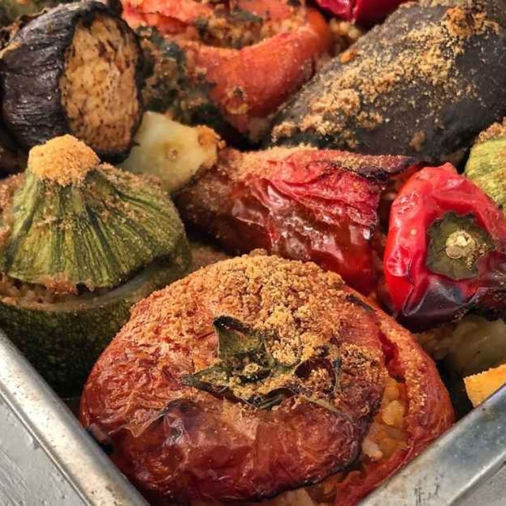 Σερβιρισμένα γεμιστά με σάλτσα ντομάτας