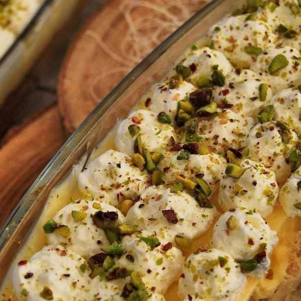 Σιρόπι να ρέει πάνω σε Εκμέκ Καταΐφι