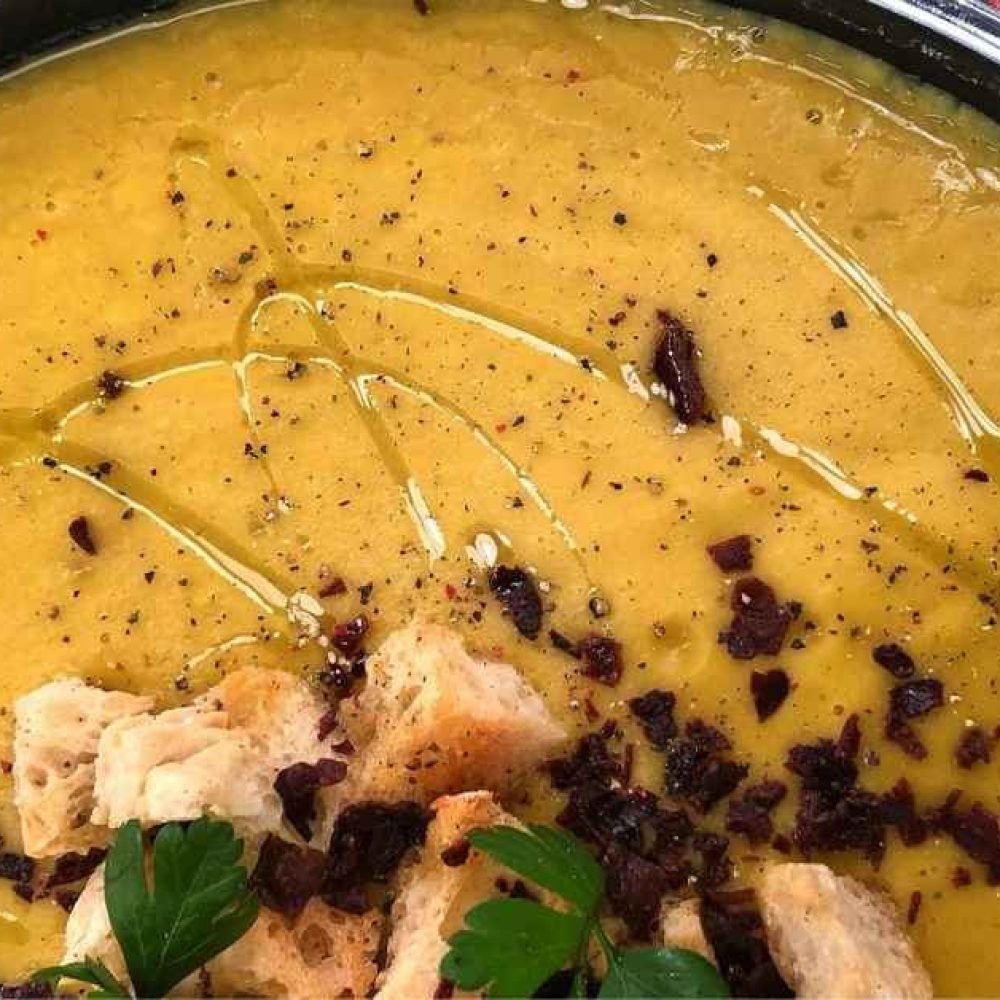 Σούπα βελουτέ με φάβα και τραγανό μπέικον