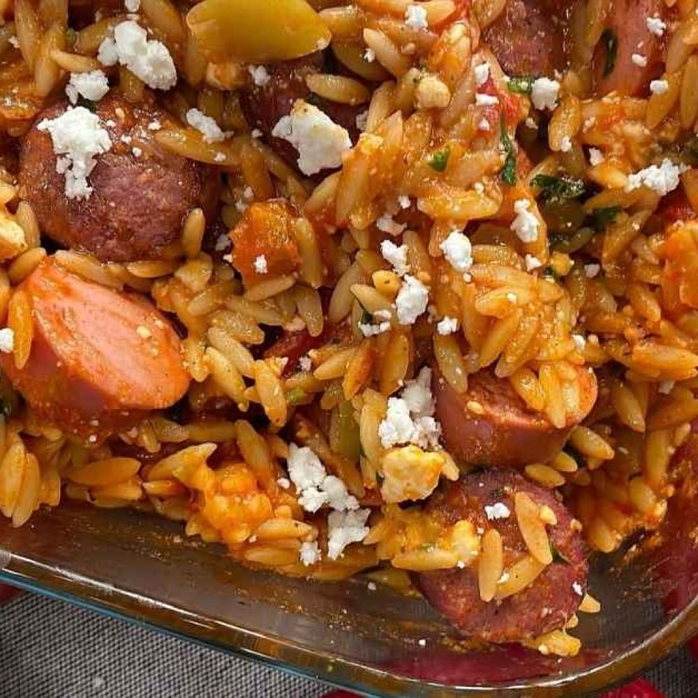 Σπετσοφάι με λουκάνικα και πιπεριές σε γιουβέτσι