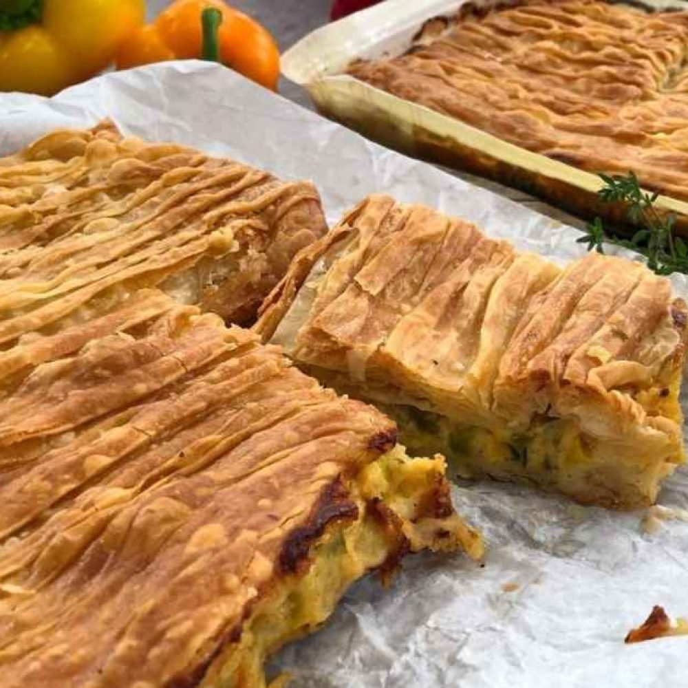 Σπιτική πίτα με πιπεριές και λαχανικά